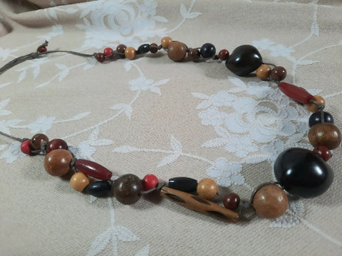 Earthy boho look necklace with kukui nut beads and red accents