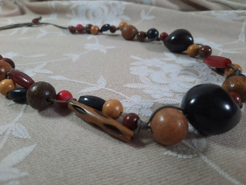 Earthy boho look necklace with kukui nut beads and red accents
