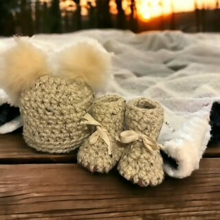 Hat & Bootie Set - 6-12 months